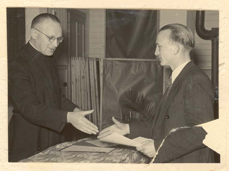 Pater Recker überreicht Josef Meyer-Schene das Abiturzeugnis Pater Recker überreicht Josef Meyer-Schene das Abiturzeugnis