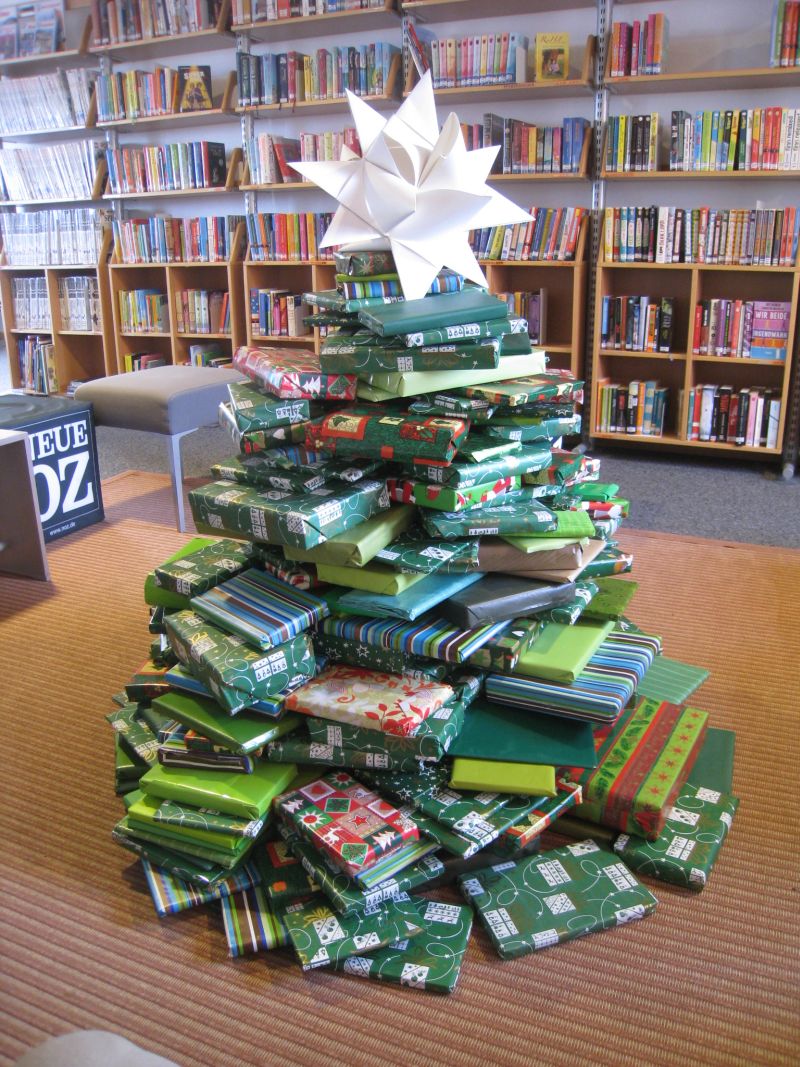 Bildergebnis für Bücherweihnachtsbaum